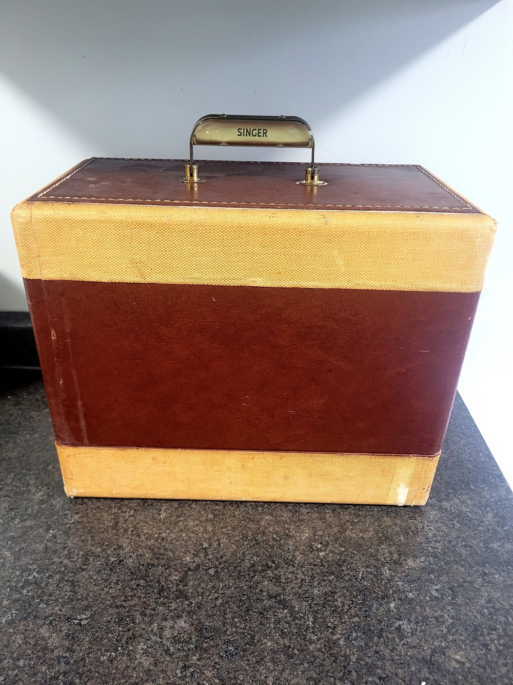 Vintage Two-Tone Singer Sewing Machine 99 99K Portable Carrying Case - Picture 3 of 14